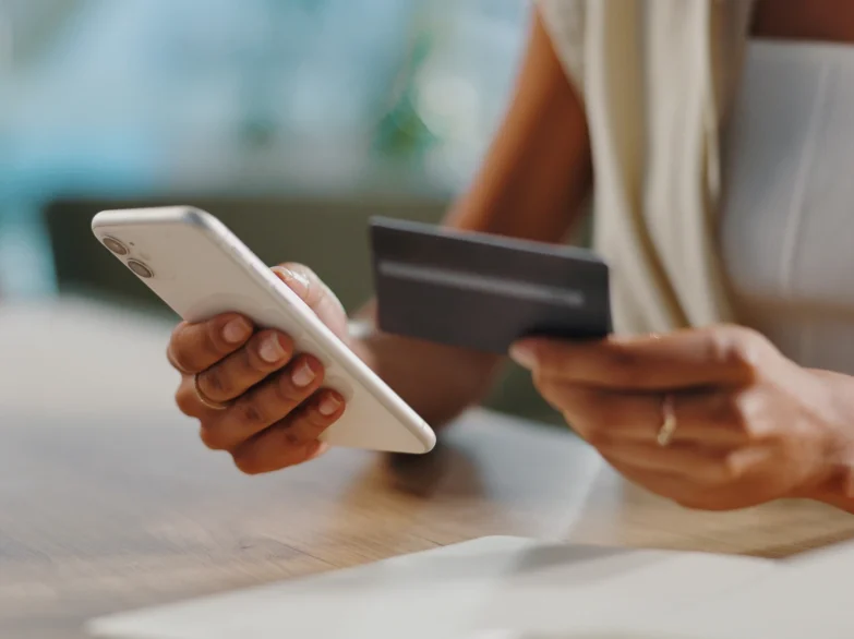 Image illustrating steps for using a credit card for online shopping.